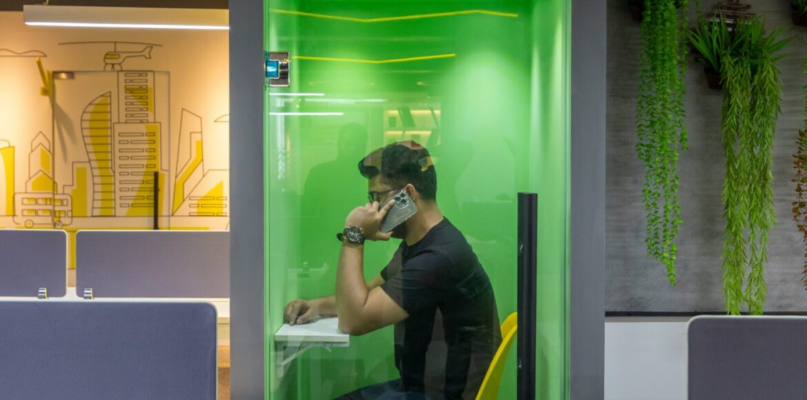 AI robot vs human call center comparison