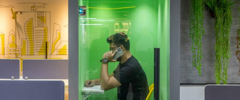 AI robot vs human call center comparison